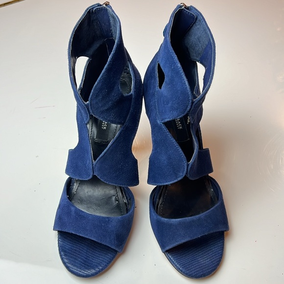 💙WHITE HOUSE BLACK MARKET BLUE VELVET ZIP UP BACK 4.5” HEELS SIZE 7 MEDIUM💙 - Picture 2 of 16